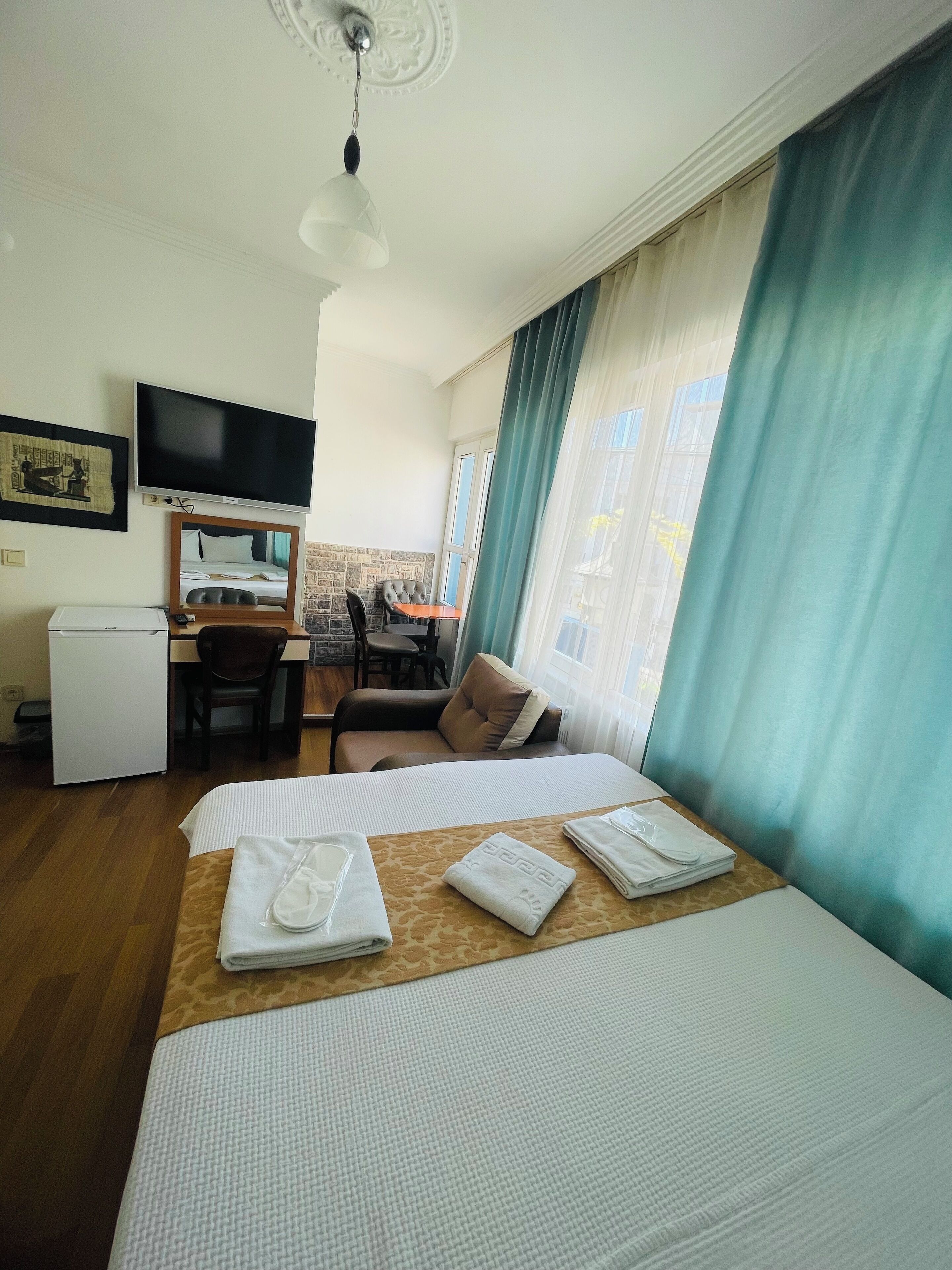 Deluxe Room | Bathroom | Shower, hair dryer, towels, soap