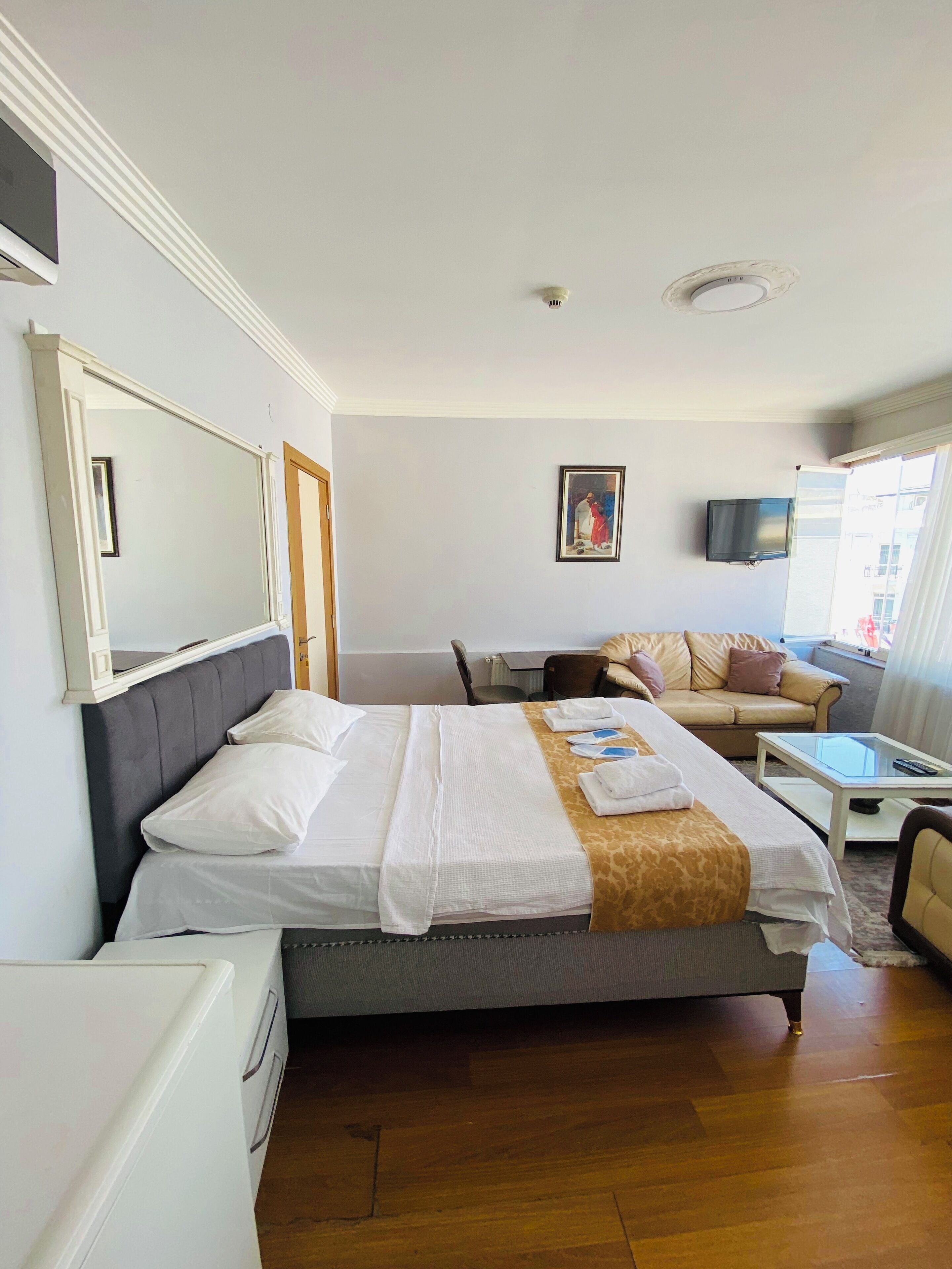 Comfort Room | Desk, free WiFi