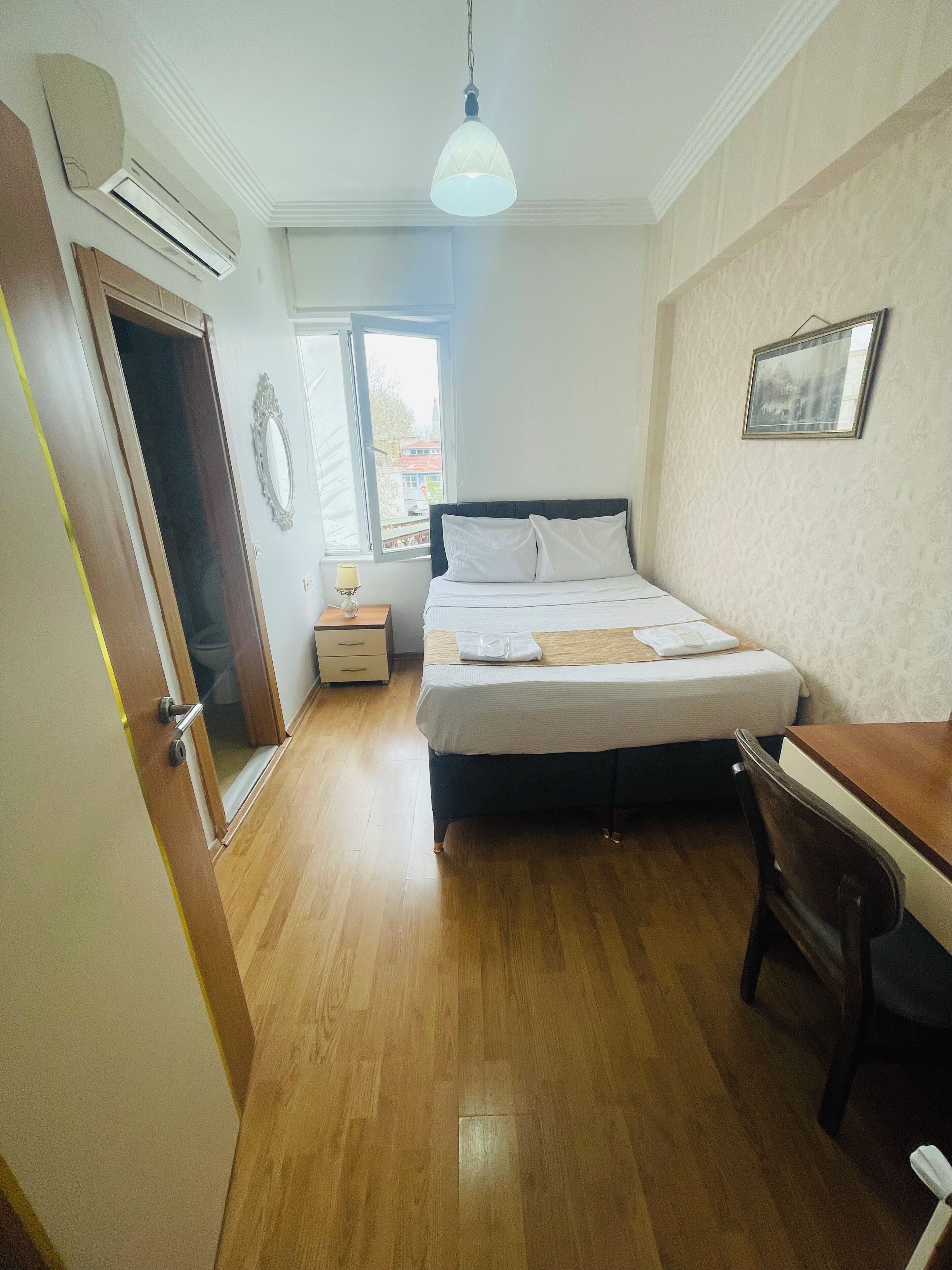 Classic Room | Desk, free WiFi