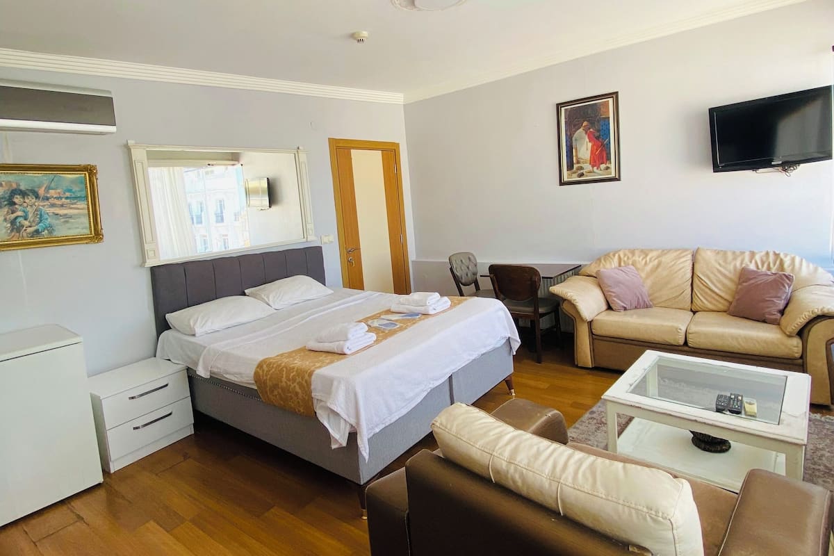 Comfort Room | Desk, free WiFi