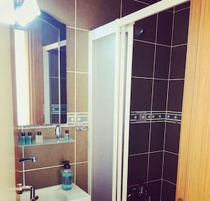 Dusche, Haartrockner, Hausschuhe, Handtücher
