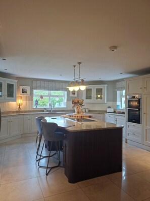 Private kitchen - Elegant 4 bed Irish Retreat - Gateway to the Wild Atlantic Way (Clonlara)