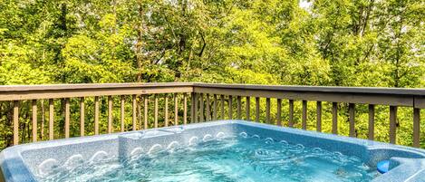 Outdoor spa tub