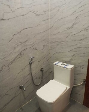 ฝักบัว, ผ้าเช็ดตัว, สบู่, ยาสระผม