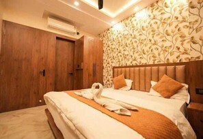 Deluxe Room | Rollaway beds, free WiFi, bed sheets - Hotel Parents Inn (Prayagraj)