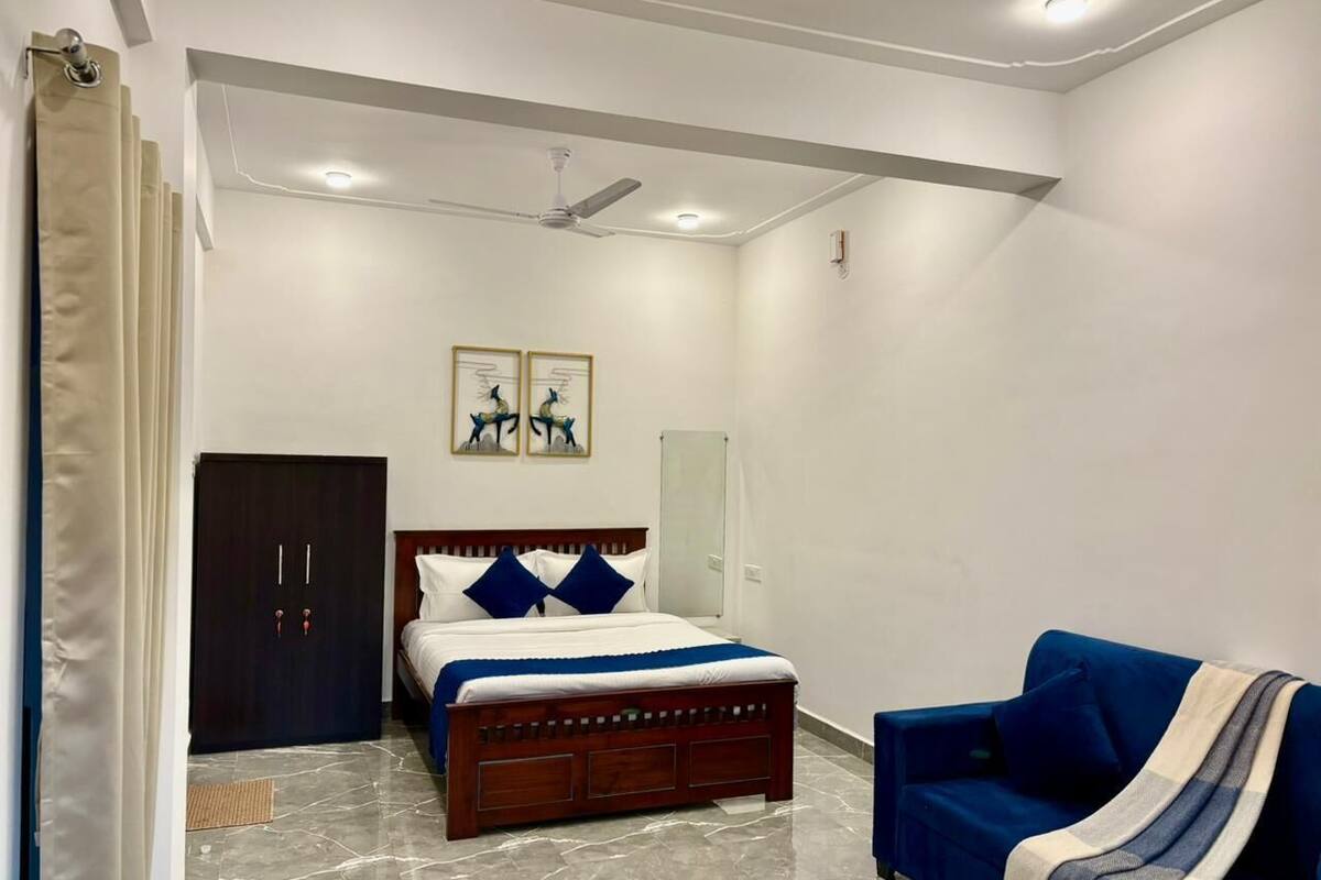 Deluxe Studio Suite, Balcony | Desk, iron/ironing board, free WiFi, bed sheets