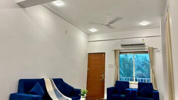 Deluxe Studio Suite, Balcony | Living area