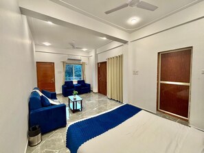 Deluxe Studio Suite, Balcony | Living area
