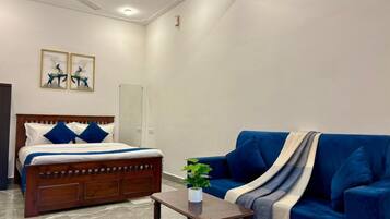 Suite estudio Deluxe, balcón | Escritorio, tabla de planchar con plancha, wifi gratis y ropa de cama