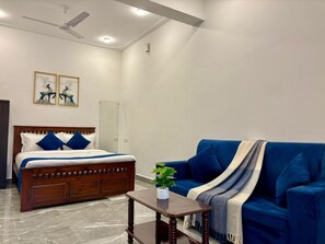 Deluxe Studio Suite, Balcony | Desk, iron/ironing board, free WiFi, bed sheets