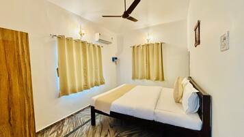 Premium Room | Desk, iron/ironing board, free WiFi, bed sheets
