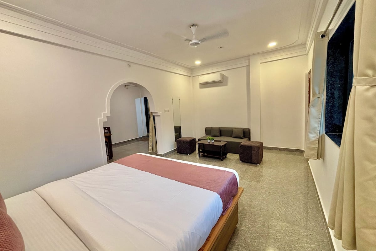 Premium Room | Desk, iron/ironing board, free WiFi, bed sheets