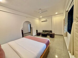 Premium Room | Meja, seterika/papan seterika, Wi-fi percuma, cadar katil 