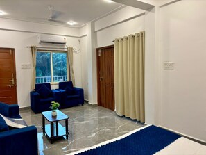 Deluxe Studio Suite, Balcony | Living area