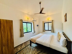 Premium Room | Desk, iron/ironing board, free WiFi, bed sheets