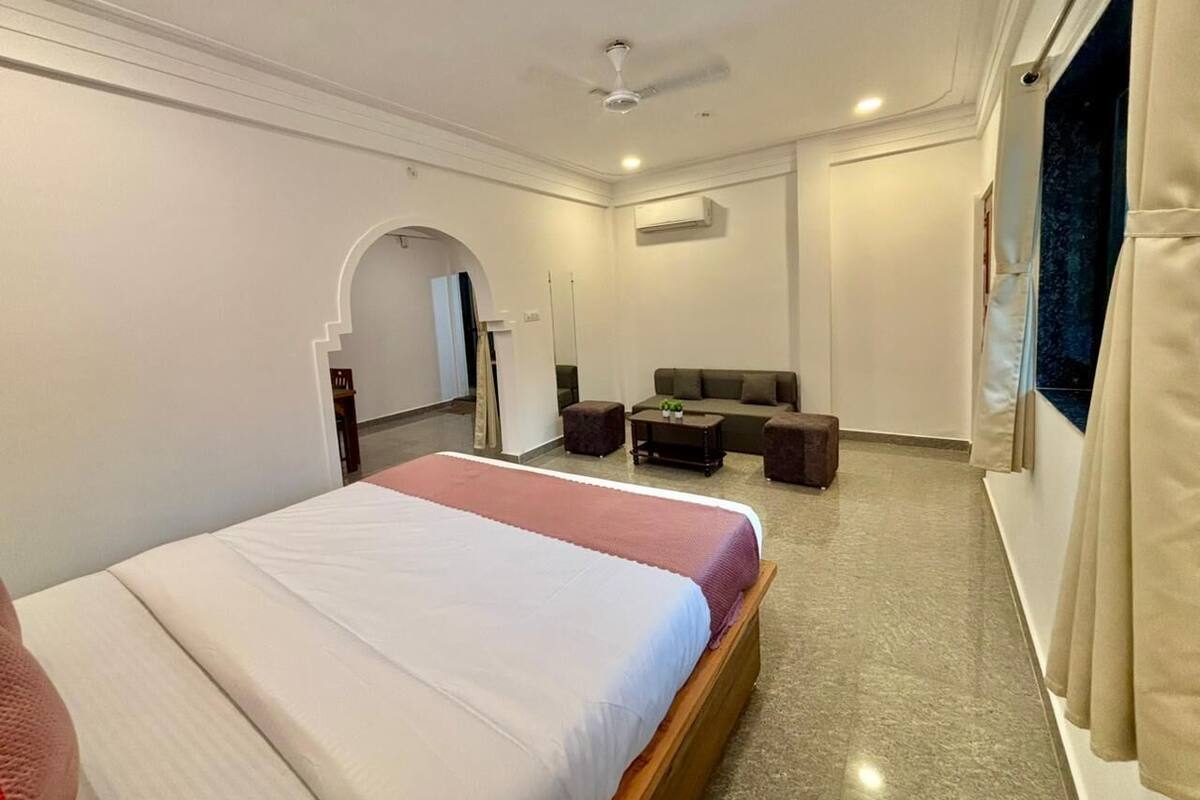 Superior Room | Desk, iron/ironing board, free WiFi, bed sheets