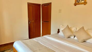 Habitación Premium | Escritorio, tabla de planchar con plancha, wifi gratis y ropa de cama