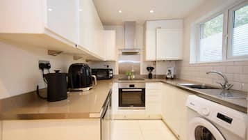 Micro-ondes, four, plaque de cuisson, bouilloire électrique