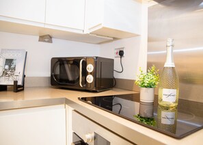 Microondas, horno, placa de cocina