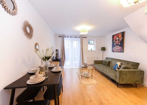 Comfortable Modern 2BR Home with Free On-Site Parking