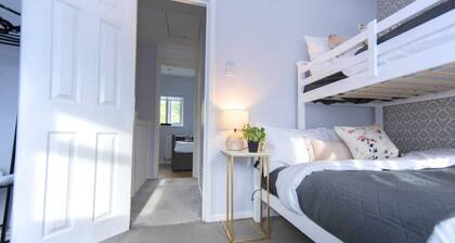 Cozy 2BR Home • Free Parking • Family & Contractor Friendly in Hemel