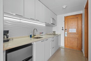 Geladeira, micro-ondas, cooktop, cafeteira/chaleira