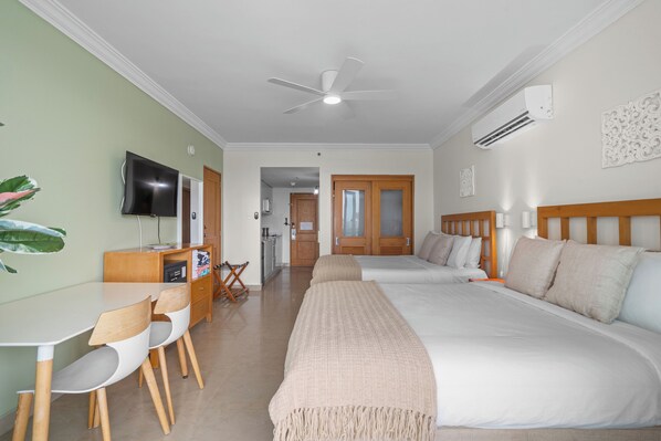 1 quarto, ferros/tábuas de passar roupa, berço de viagem