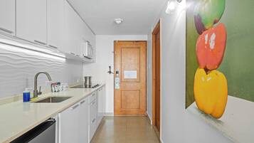 Jääkaappi, mikroaaltouuni, liesi, kahvin-/teenkeitin