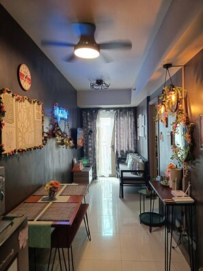 Standard Condo, 1 Bedroom, City View | Living room | Smart TV - Mystix's Pad (Pasay)