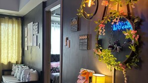 Ein gemütliches Schlafzimmer mit Bett, Nachttisch, Lampe und Wanddekoration.