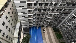 Ein Hochhaus mit mehreren Balkonen und einer zentralen, blauen Wasserspüle.