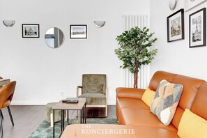 TV - Maison Famillial au Buttes-Chaumont avec Baby-foot (Paris)