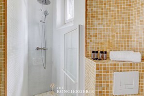 Dusche, Haartrockner, HandtĂŒcher, Shampoo