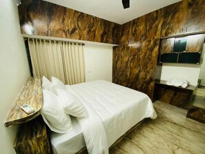 Egyptian cotton sheets, premium bedding, desk, laptop workspace - Echoes Retreat (Doddaballapur)