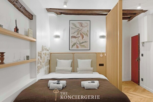 Iron/ironing board, travel cot, WiFi, bed sheets