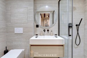 Douche, sèche-cheveux, serviettes fournies, shampoing