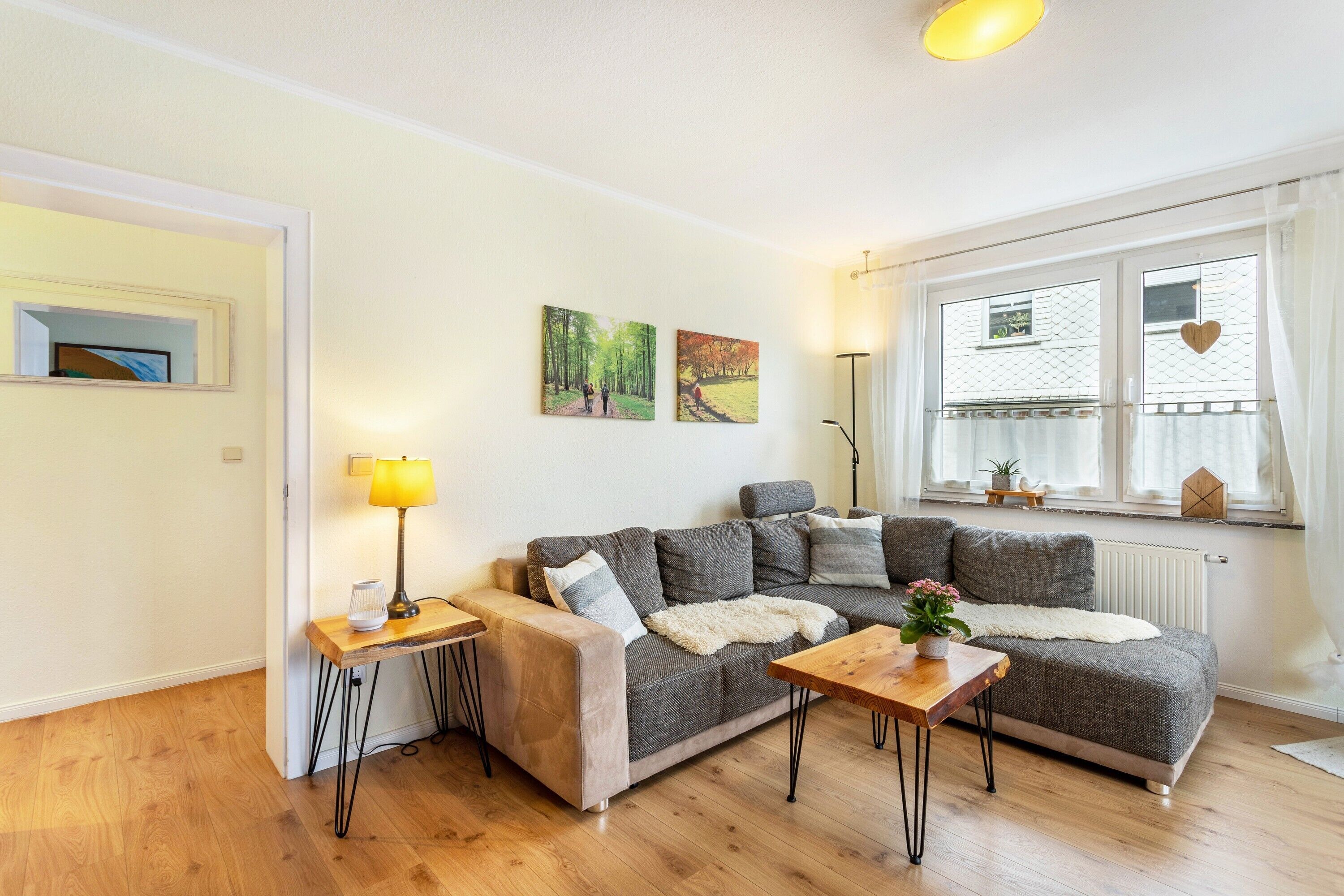 Een televisie en een stereo