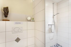 Ducha, secador de pelo y toallas