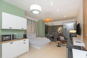 Minibar, tabla de planchar con plancha y wifi gratis 