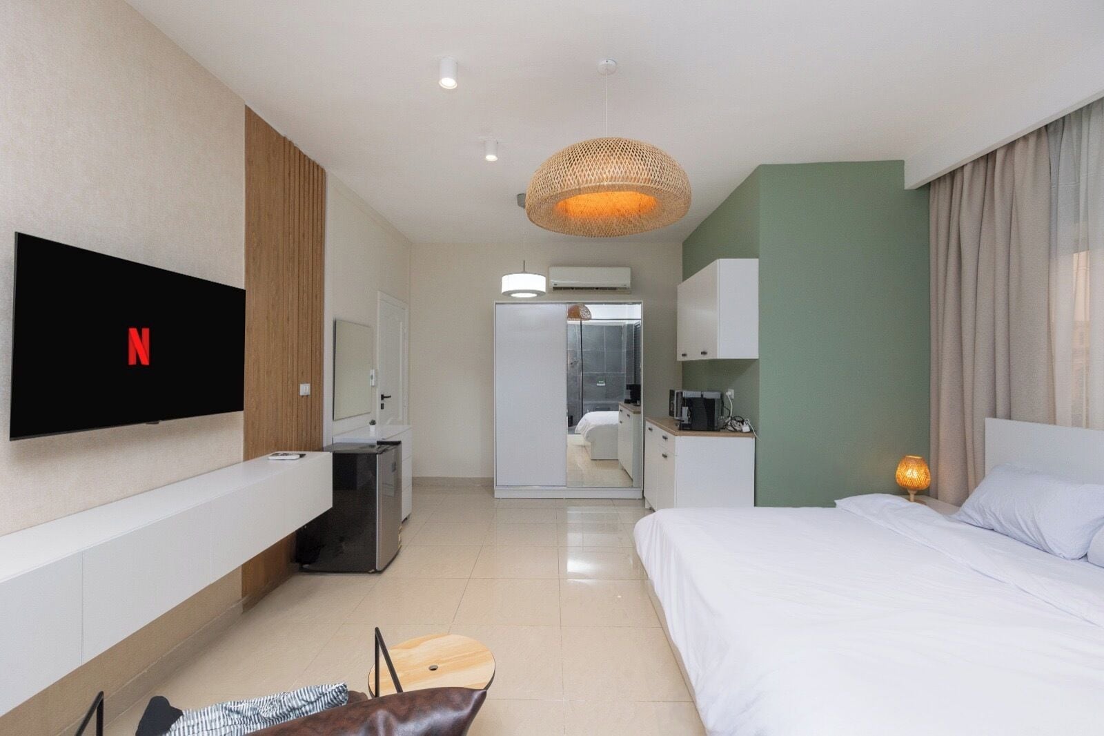 Minibar, tabla de planchar con plancha y wifi gratis 
