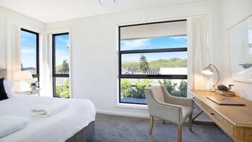 4 bedrooms, desk, iron/ironing board, WiFi