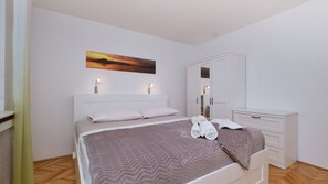 3 bedrooms, iron/ironing board, free WiFi, bed sheets