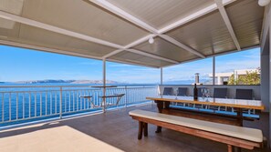 Outdoor dining - Apartman Arnia pool&beachfront by Villas Guide (Sveti Juraj)