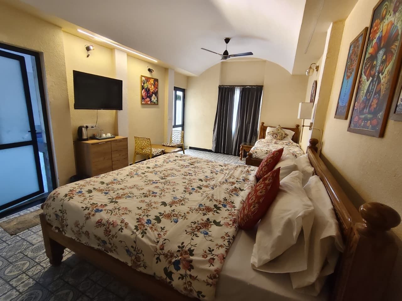 Desk, laptop workspace, free WiFi