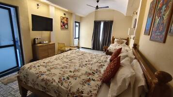 Laptop workspace, free WiFi