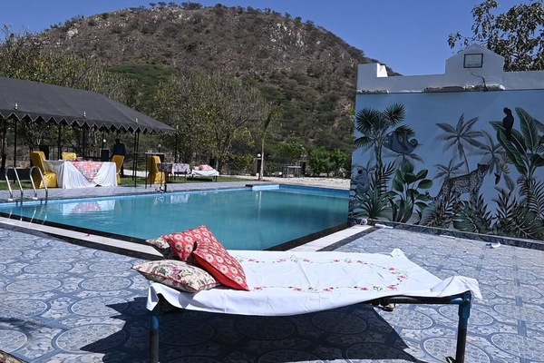 2 outdoor pools