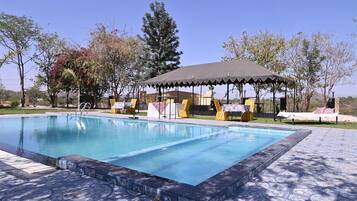 2 outdoor pools