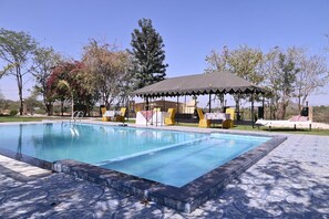 2 piscines extérieures