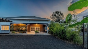 Una casa moderna con un jardín cuidado y un camino de entrada pavimentado.
