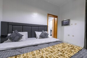 Family Suite | Egyptian cotton sheets, premium bedding, memory foam beds, desk